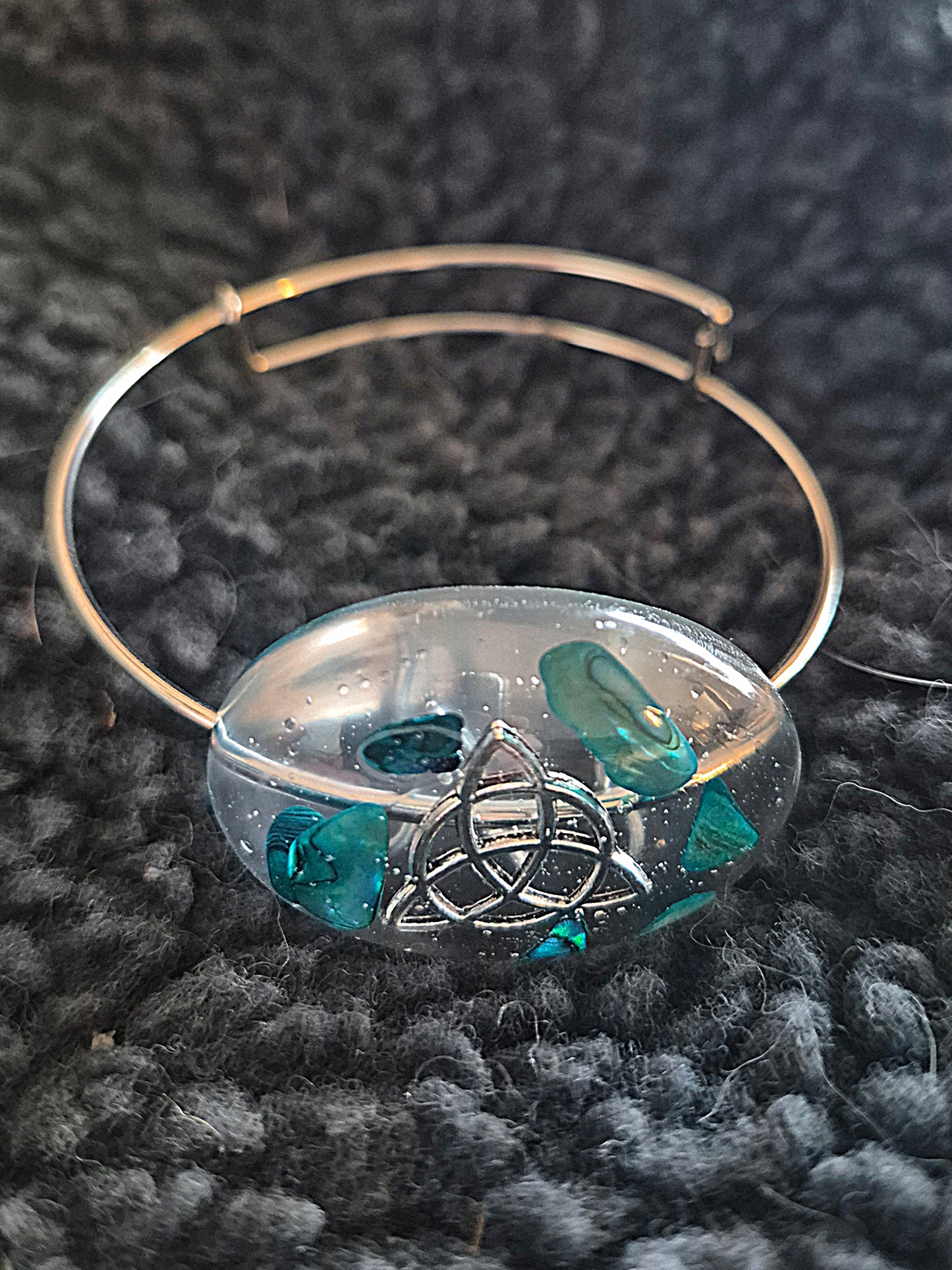 Armband med keltisk knut och pärlemor