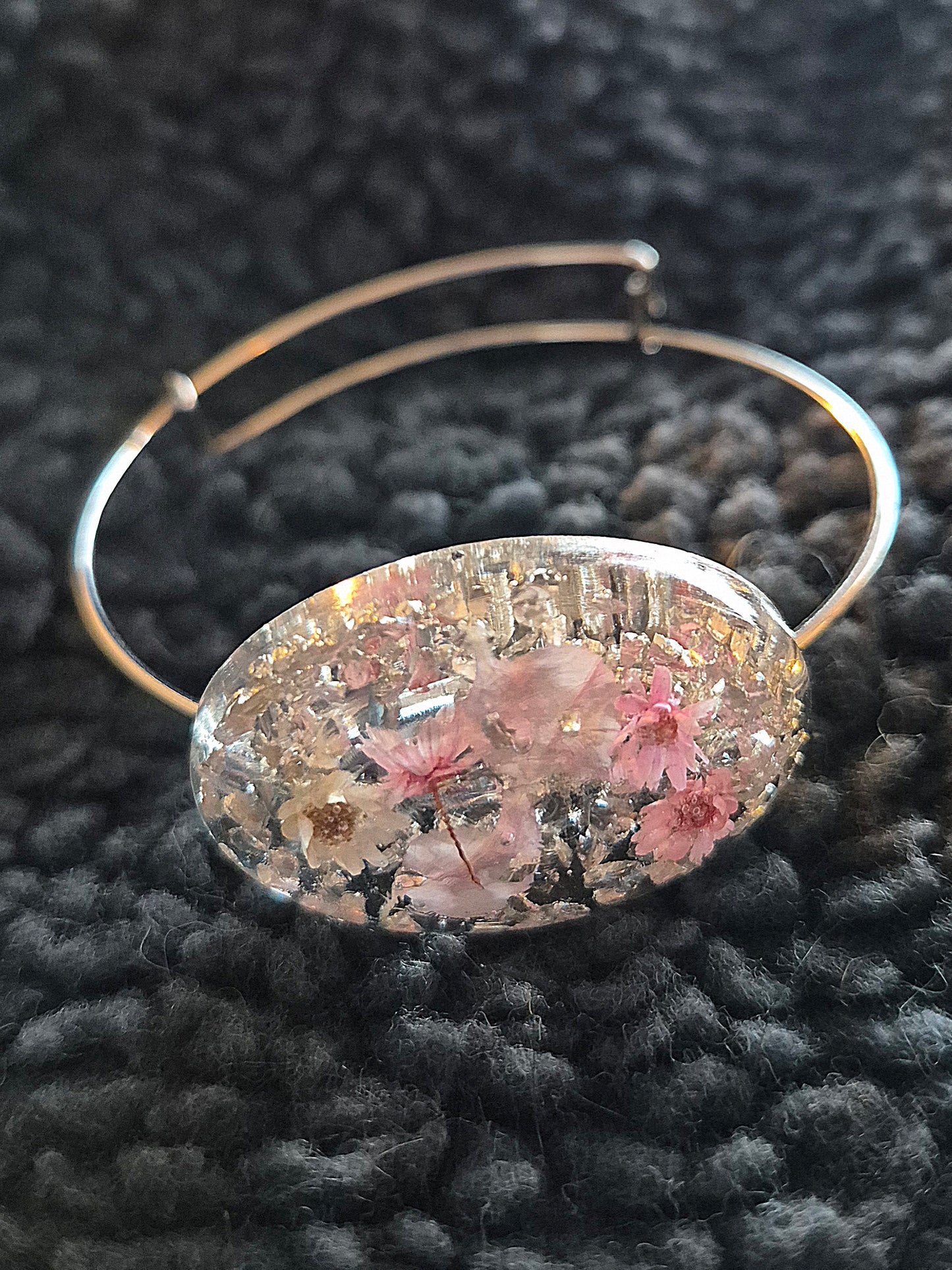 Armband med rosa blommor