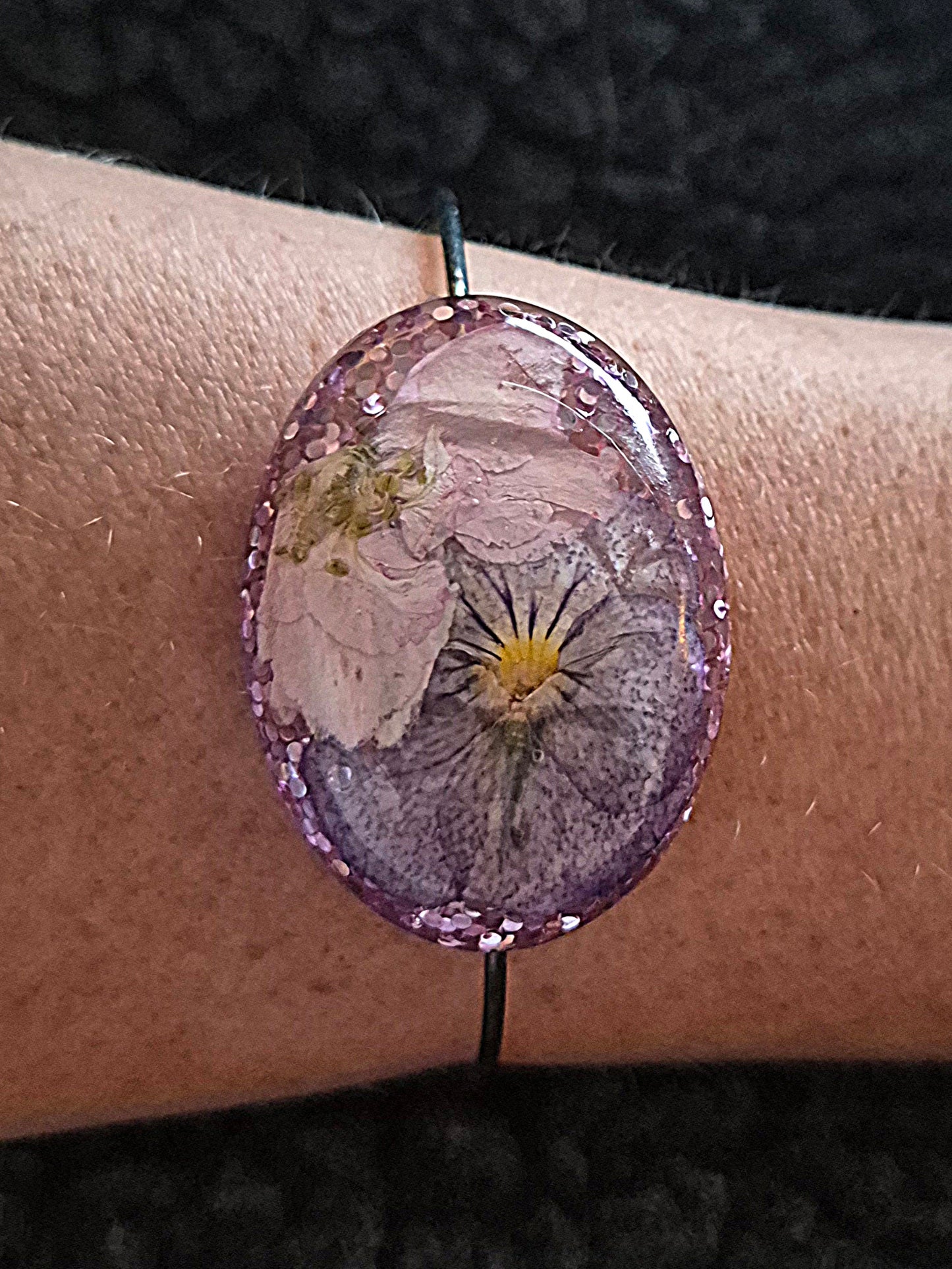Armband med rosa och lila blommor