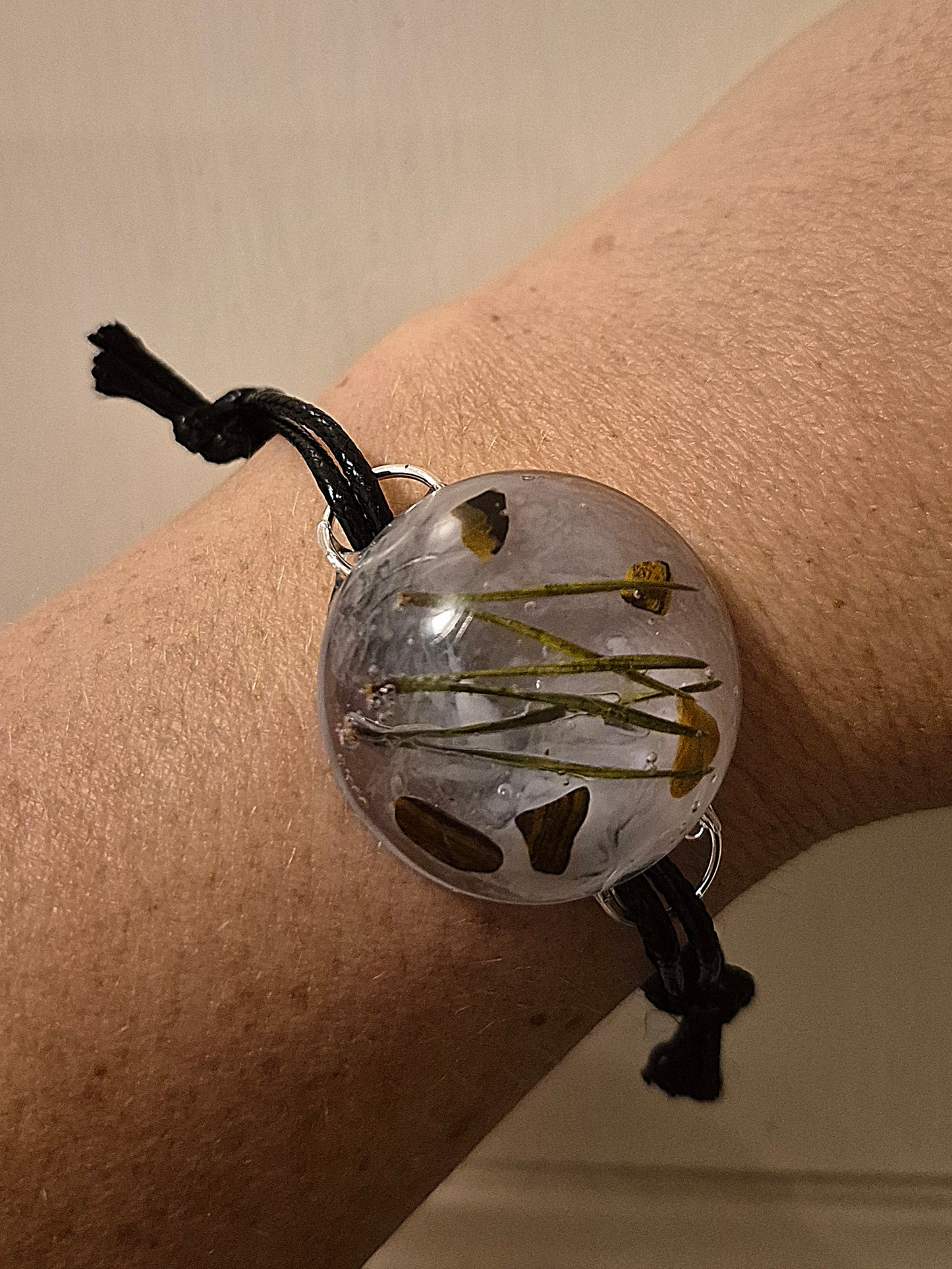 Armband med tallbarr och sten