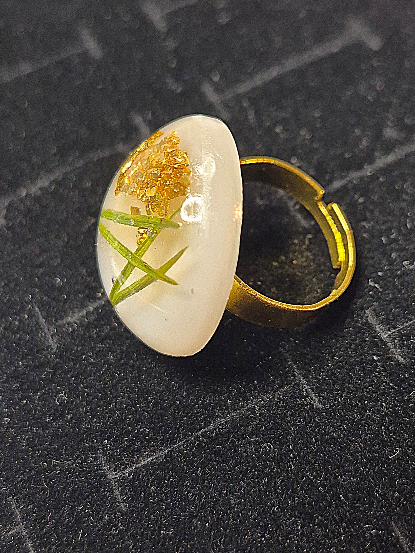 Ring med tallbarr och gullkross