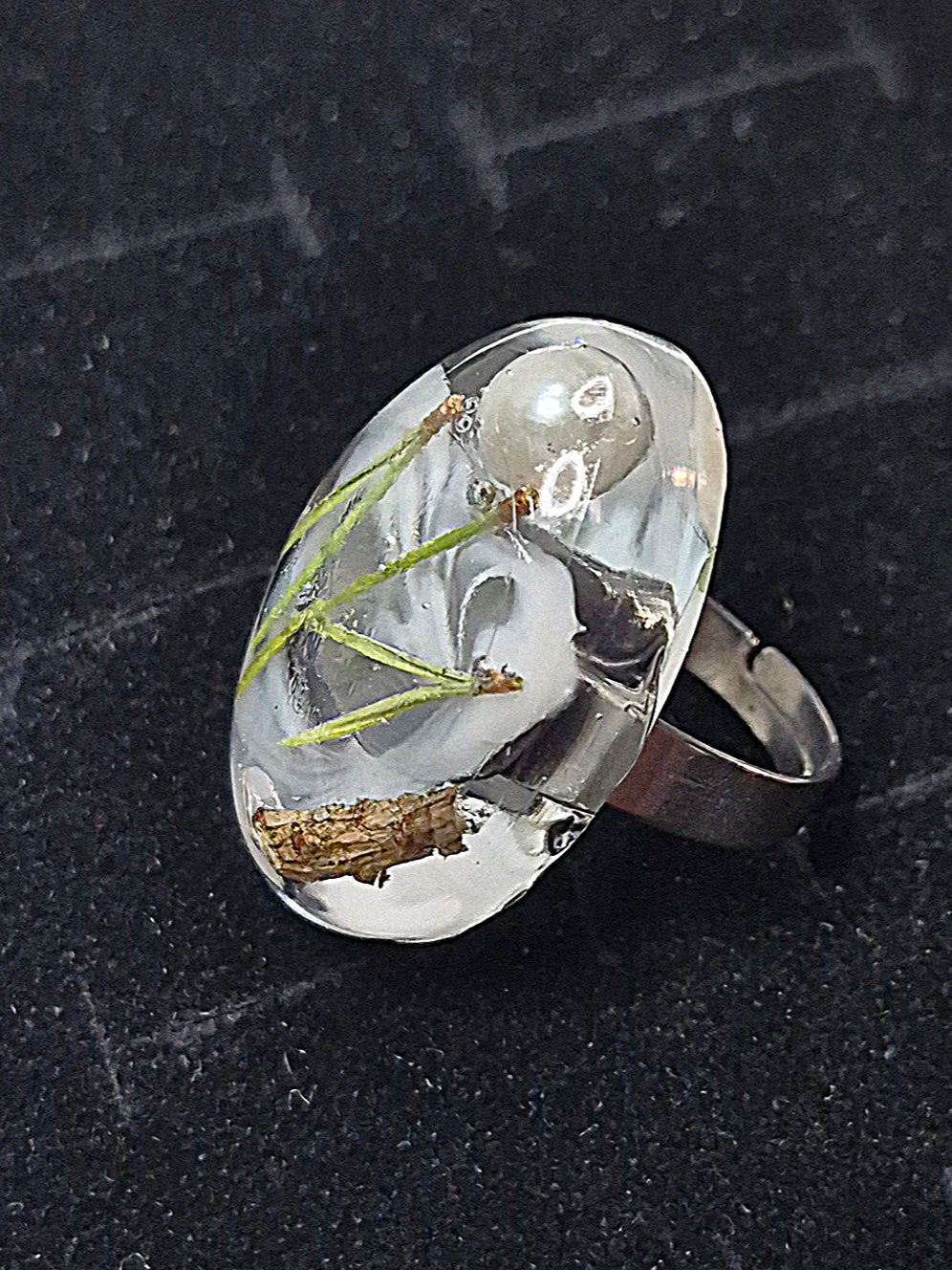 Ring med tallbarr och rök