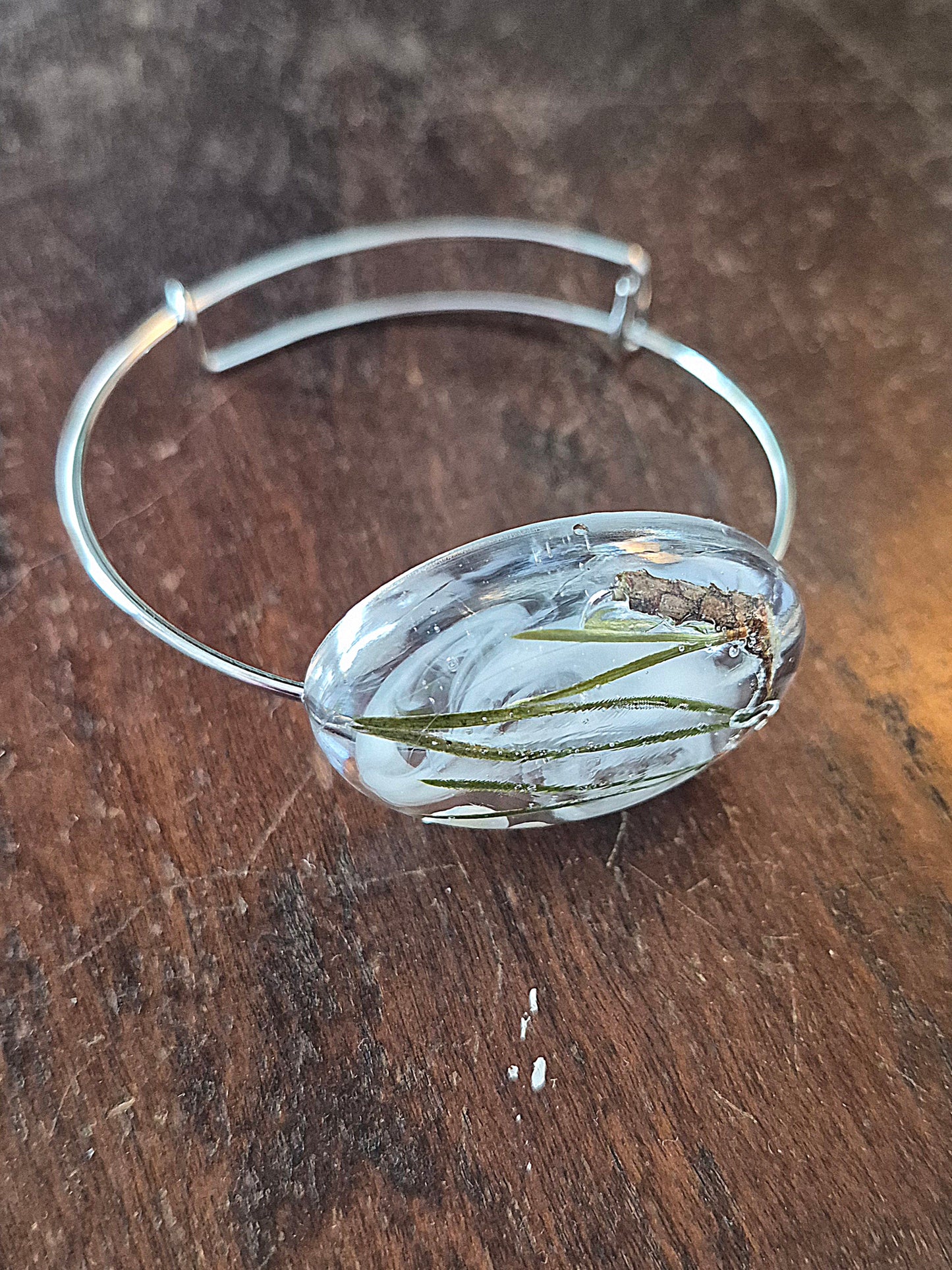 Armband med tallbarr och rök