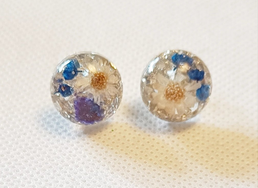 Örhängen med blå och vita blommor