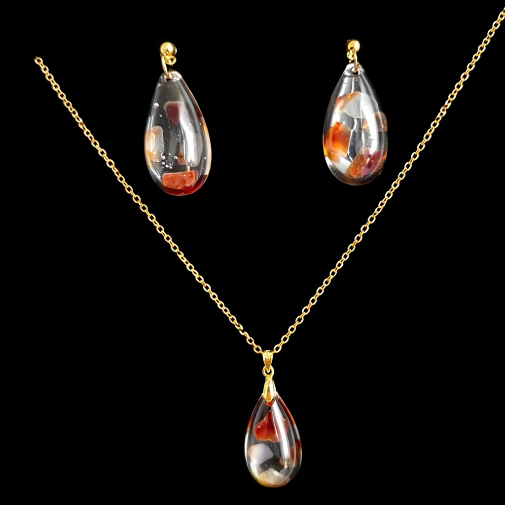 Örhängen och halsband med röd och vit kvarts.