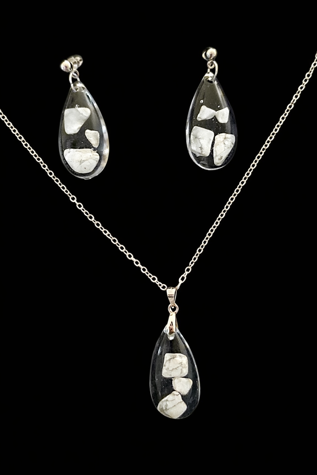 Örhängen och halsband med howlit