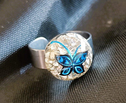 Ring med skimrande fjäril