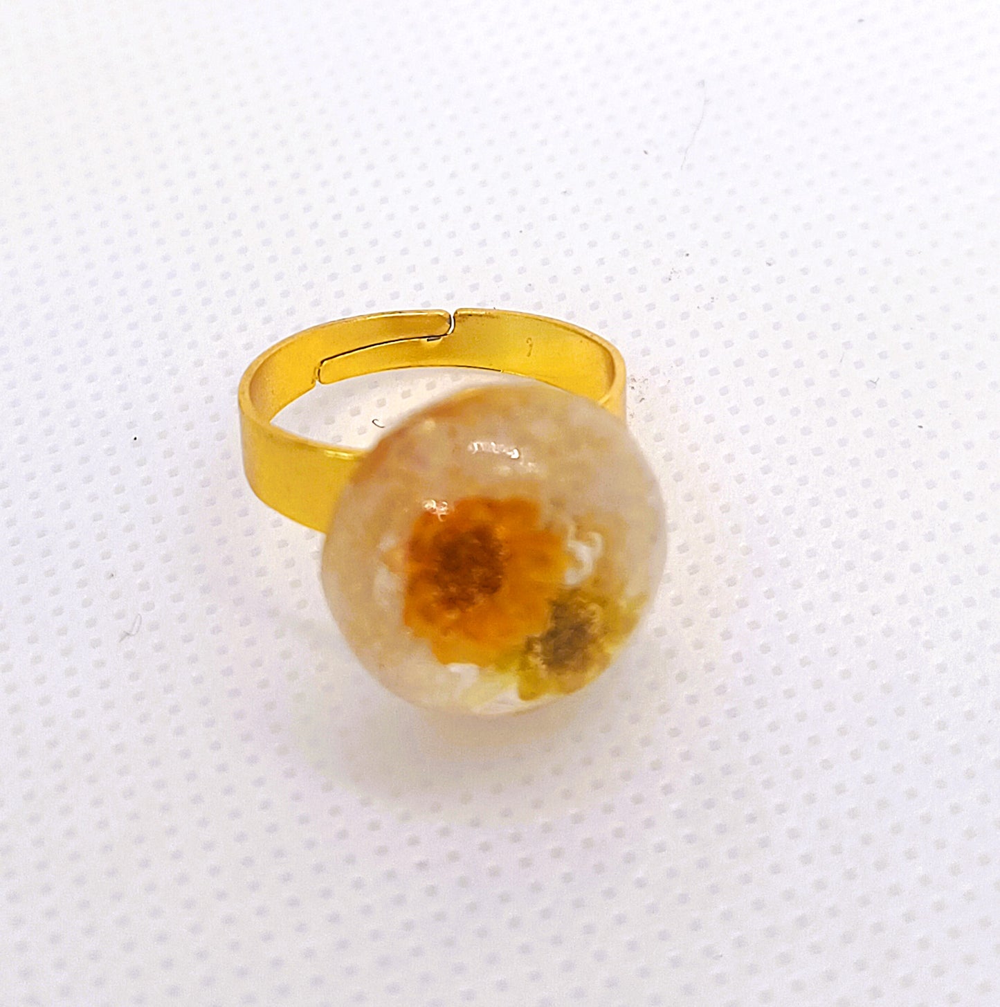 Ring med orange blommor