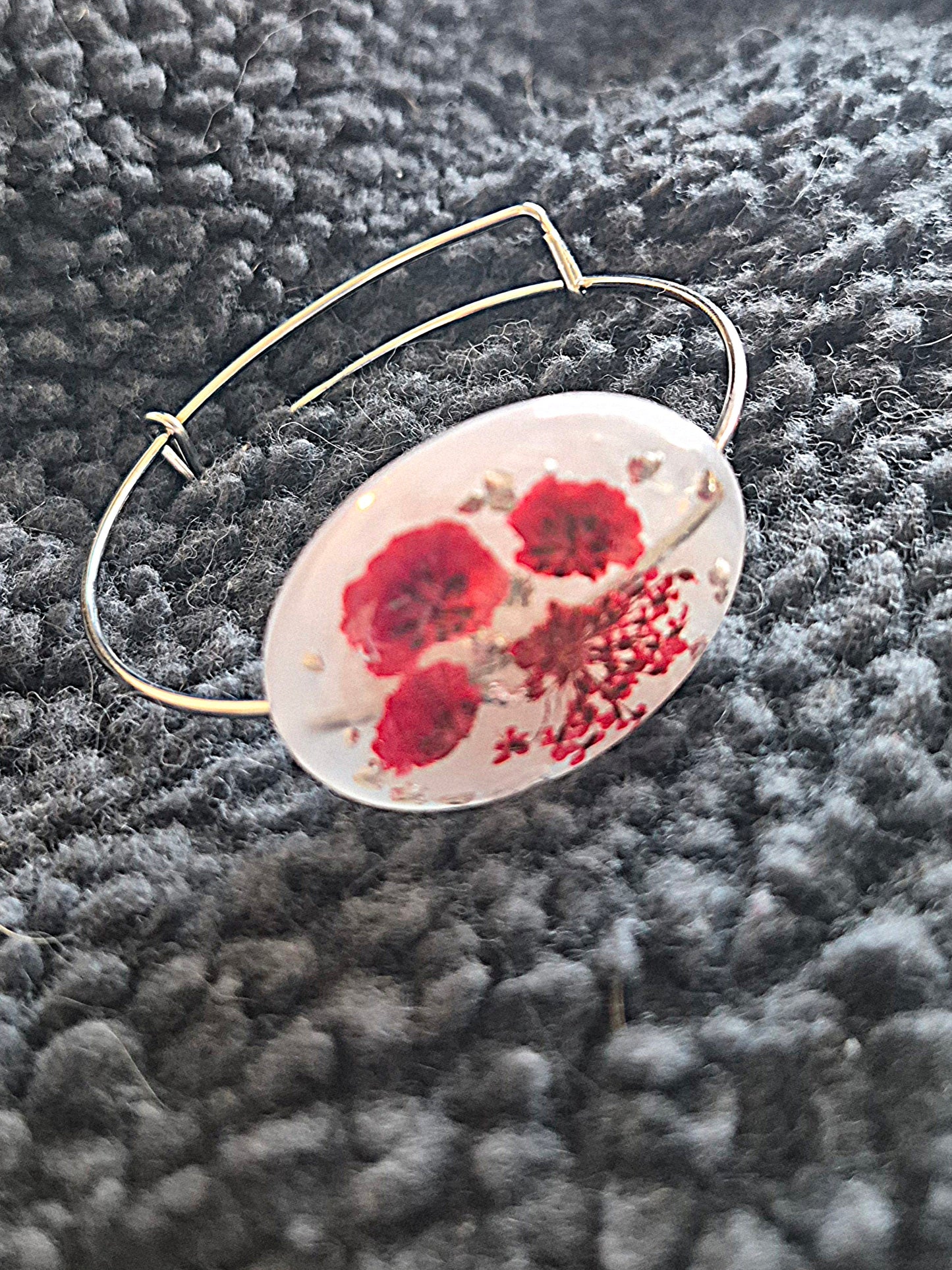 Armband med röda blommor