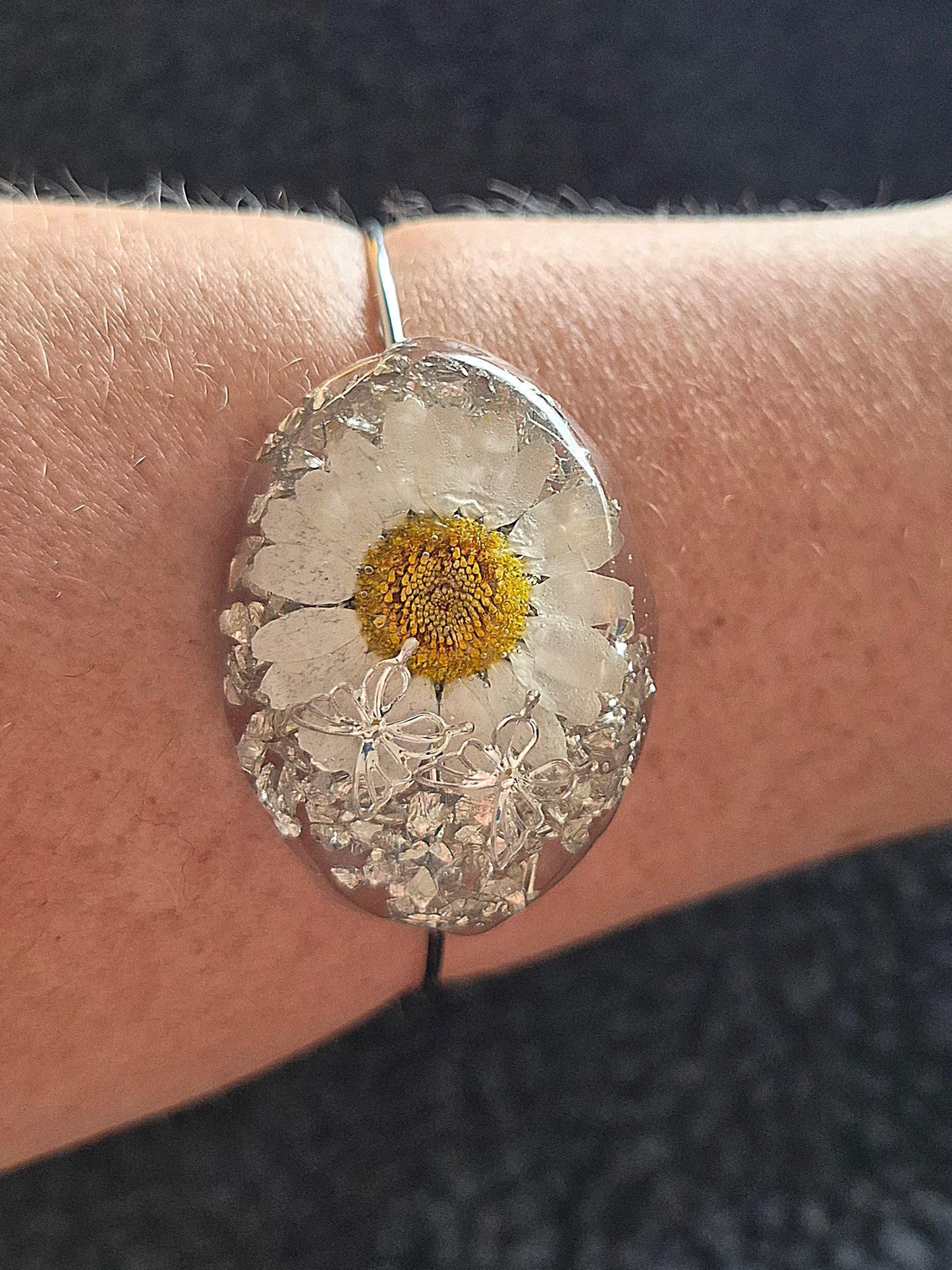 Armband med torkad margerit och silverfjärilar