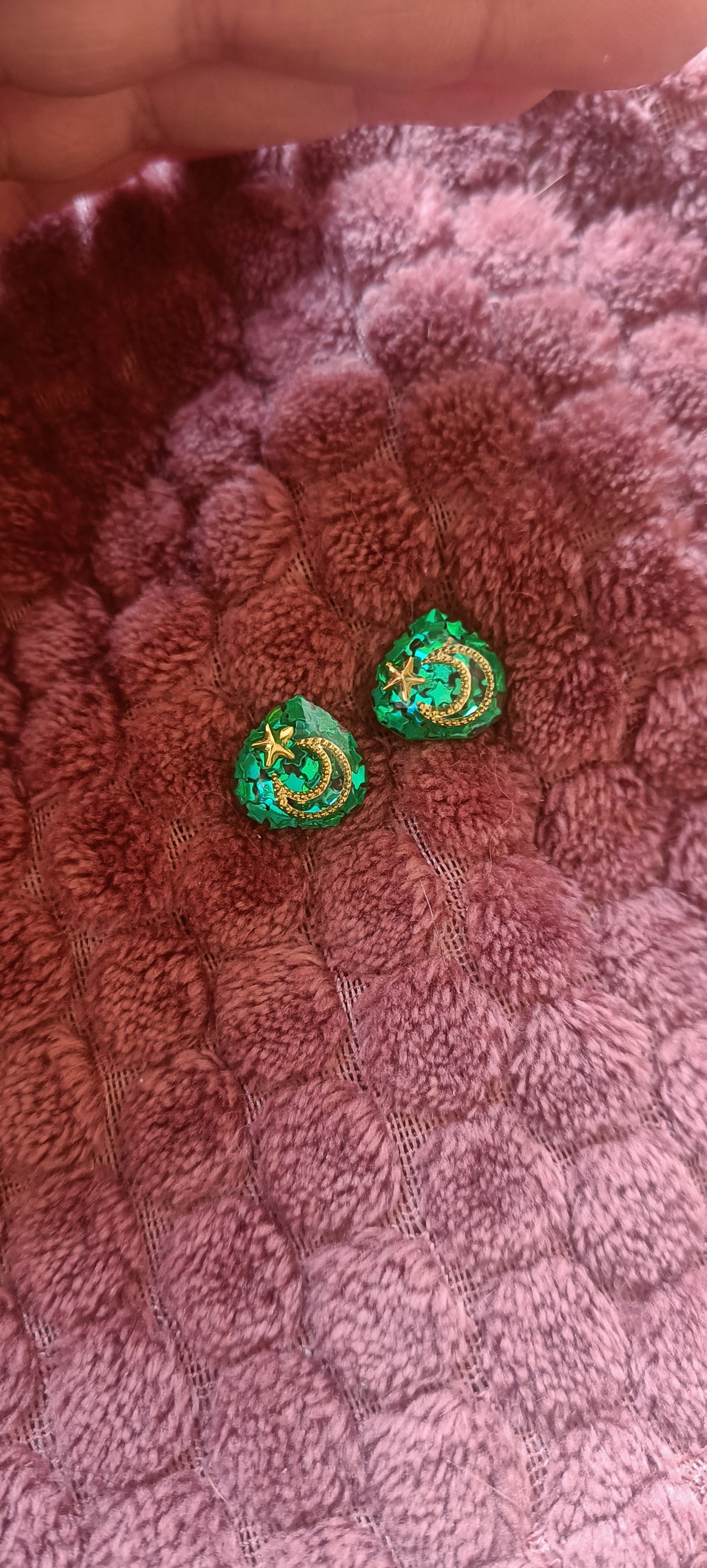 Eid Mubarak örhängen med gröna glittriga stjärnor