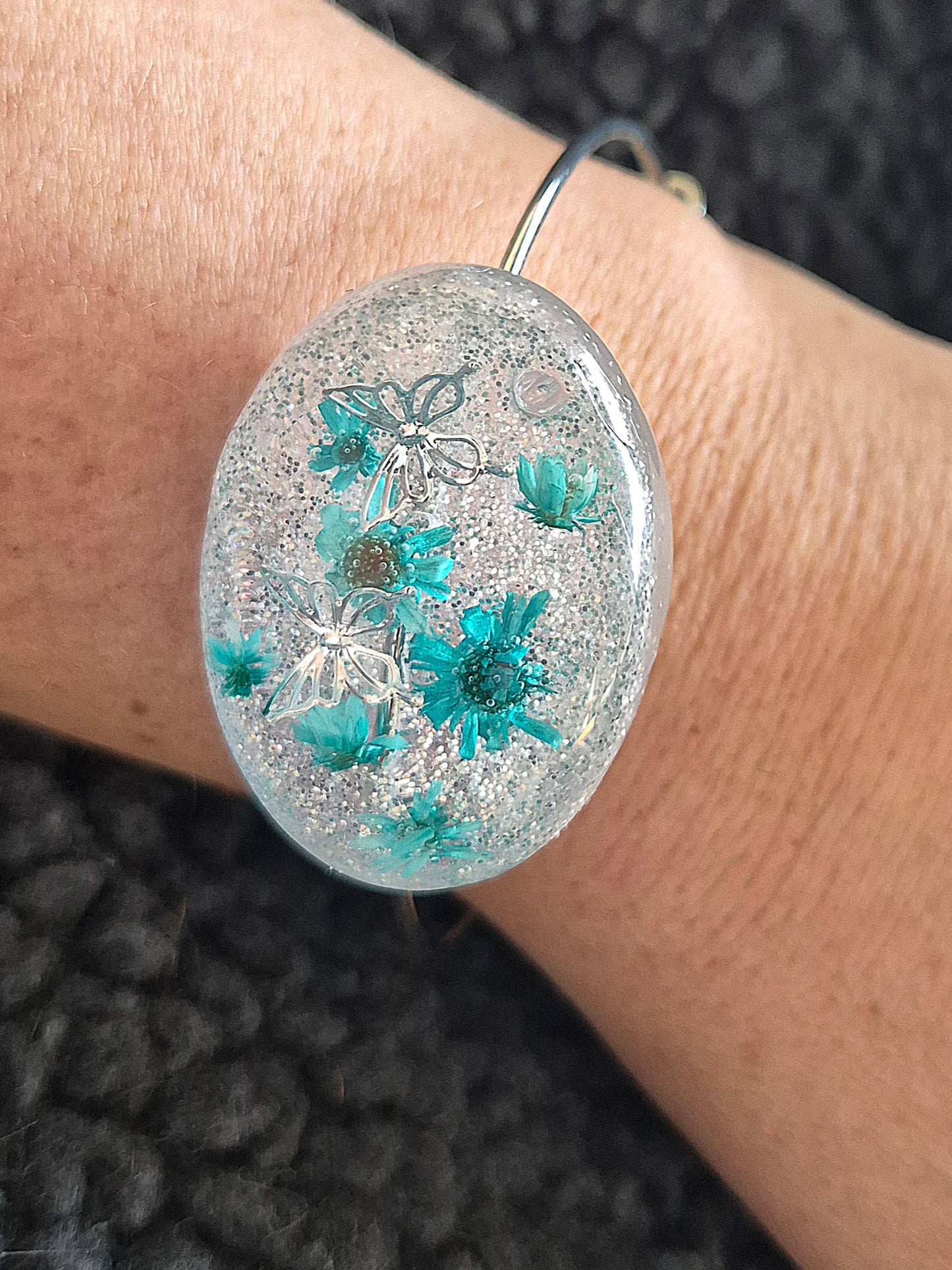 Armband med torkade gröna blommor