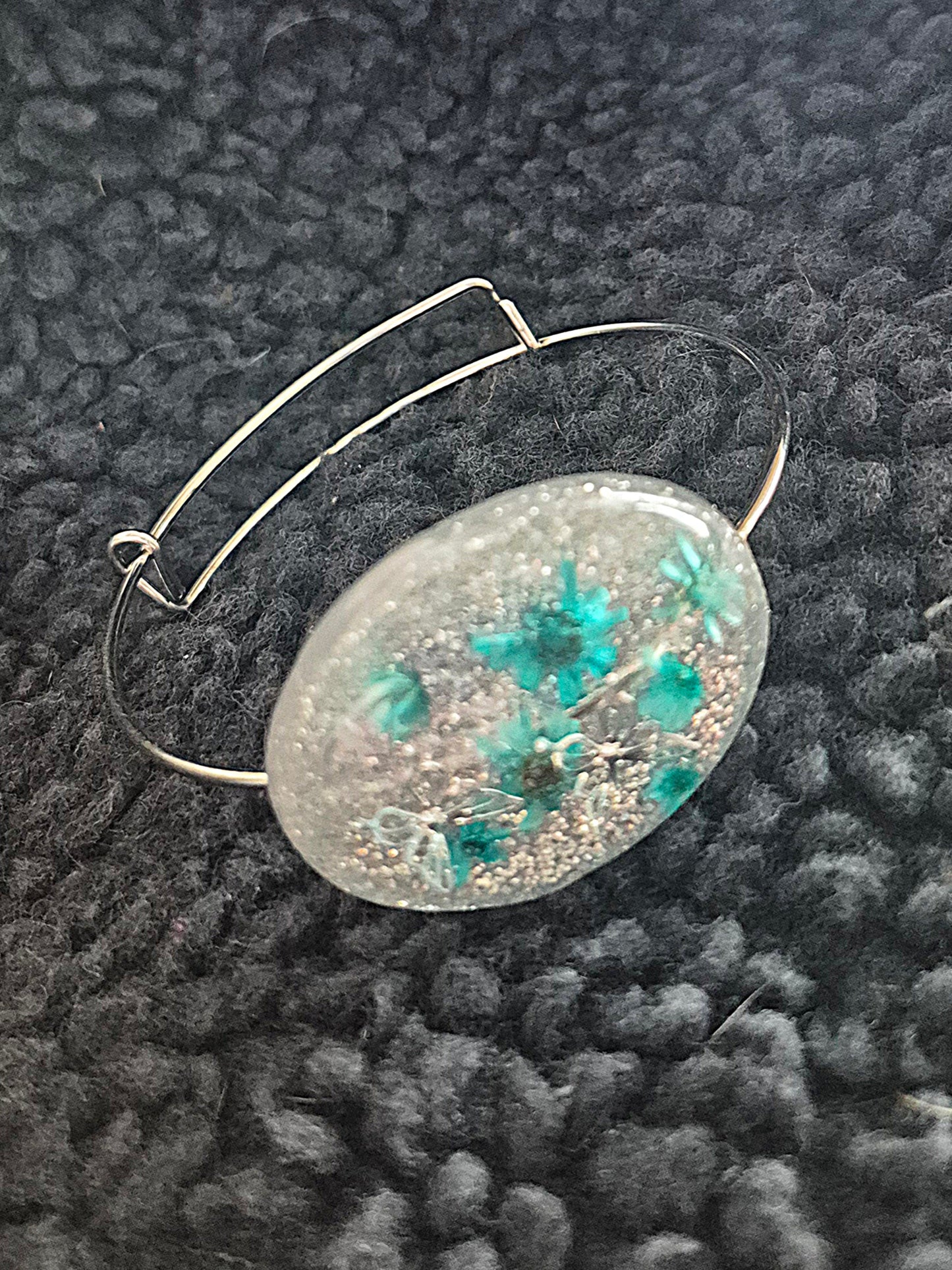 Armband med torkade gröna blommor