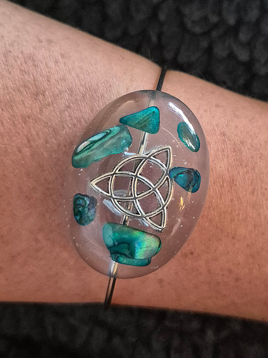 Armband med keltisk knut och pärlemor