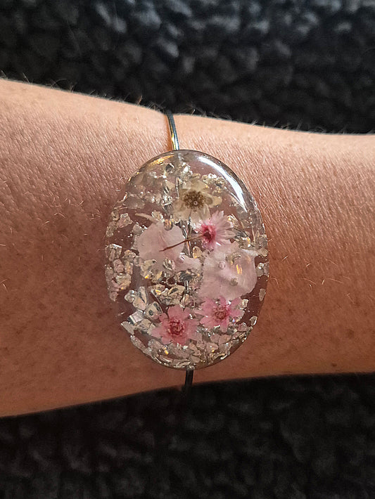 Armband med rosa blommor
