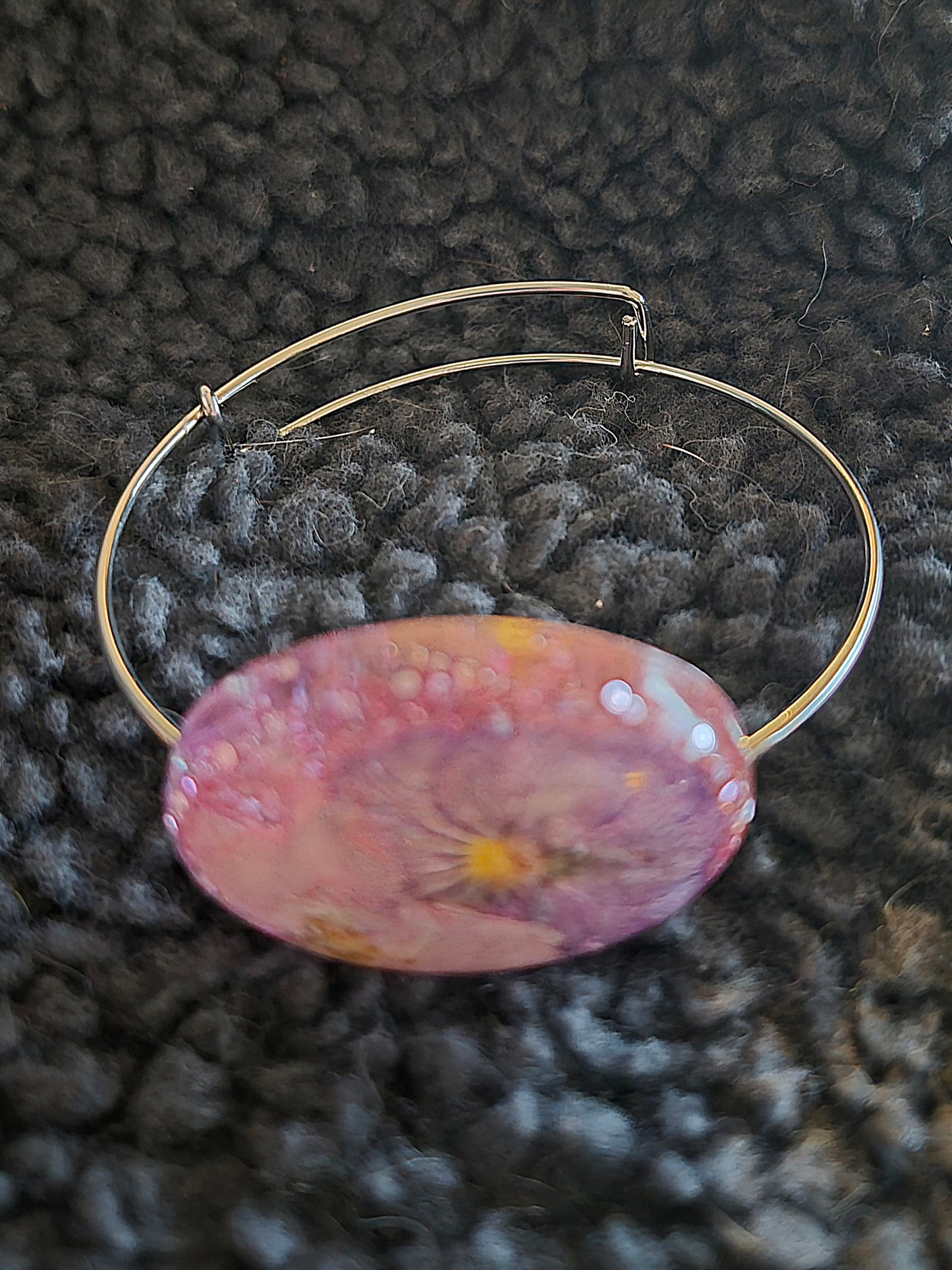 Armband med rosa och lila blommor