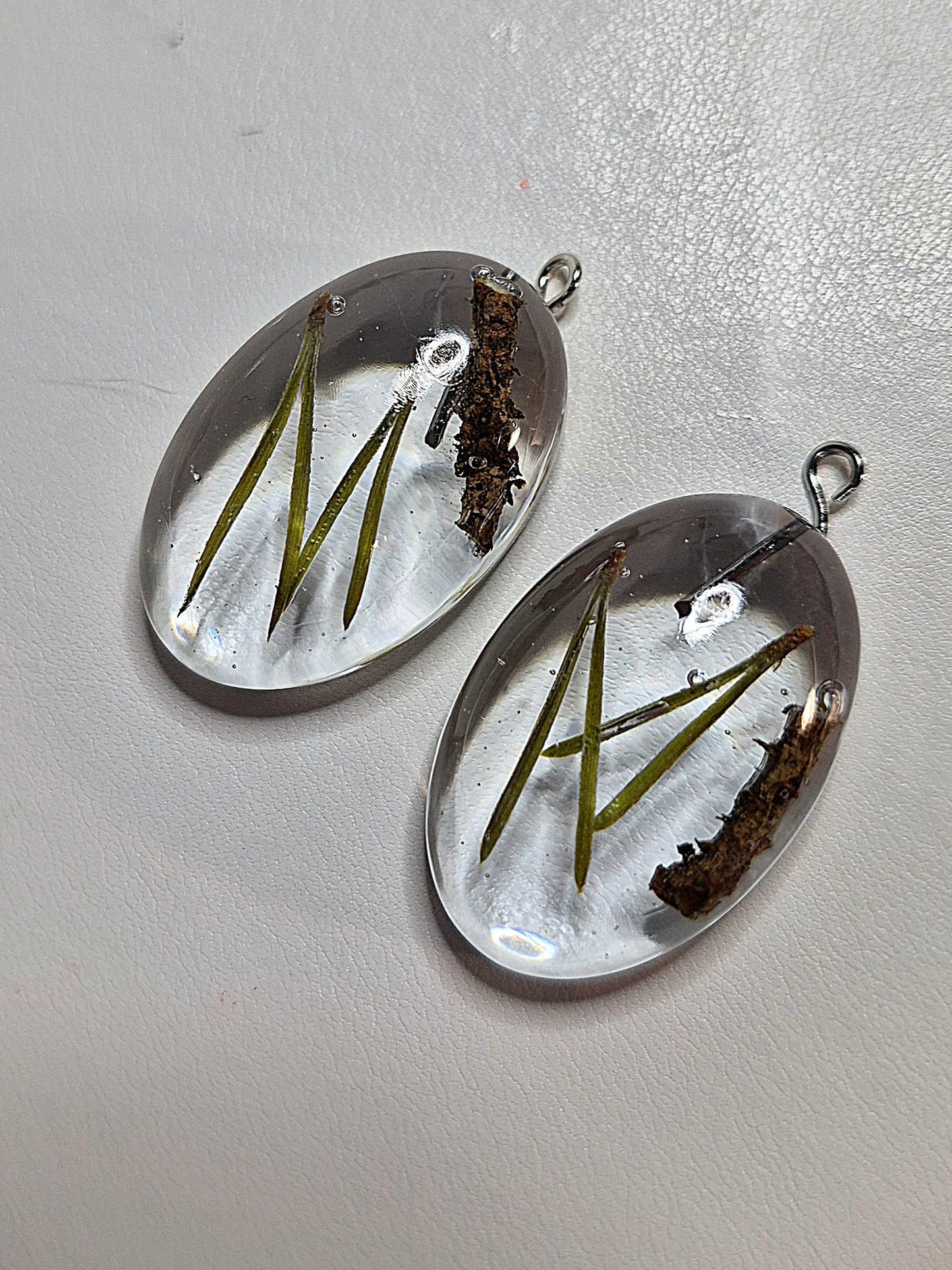 Örhängen med tallbarr och kvist