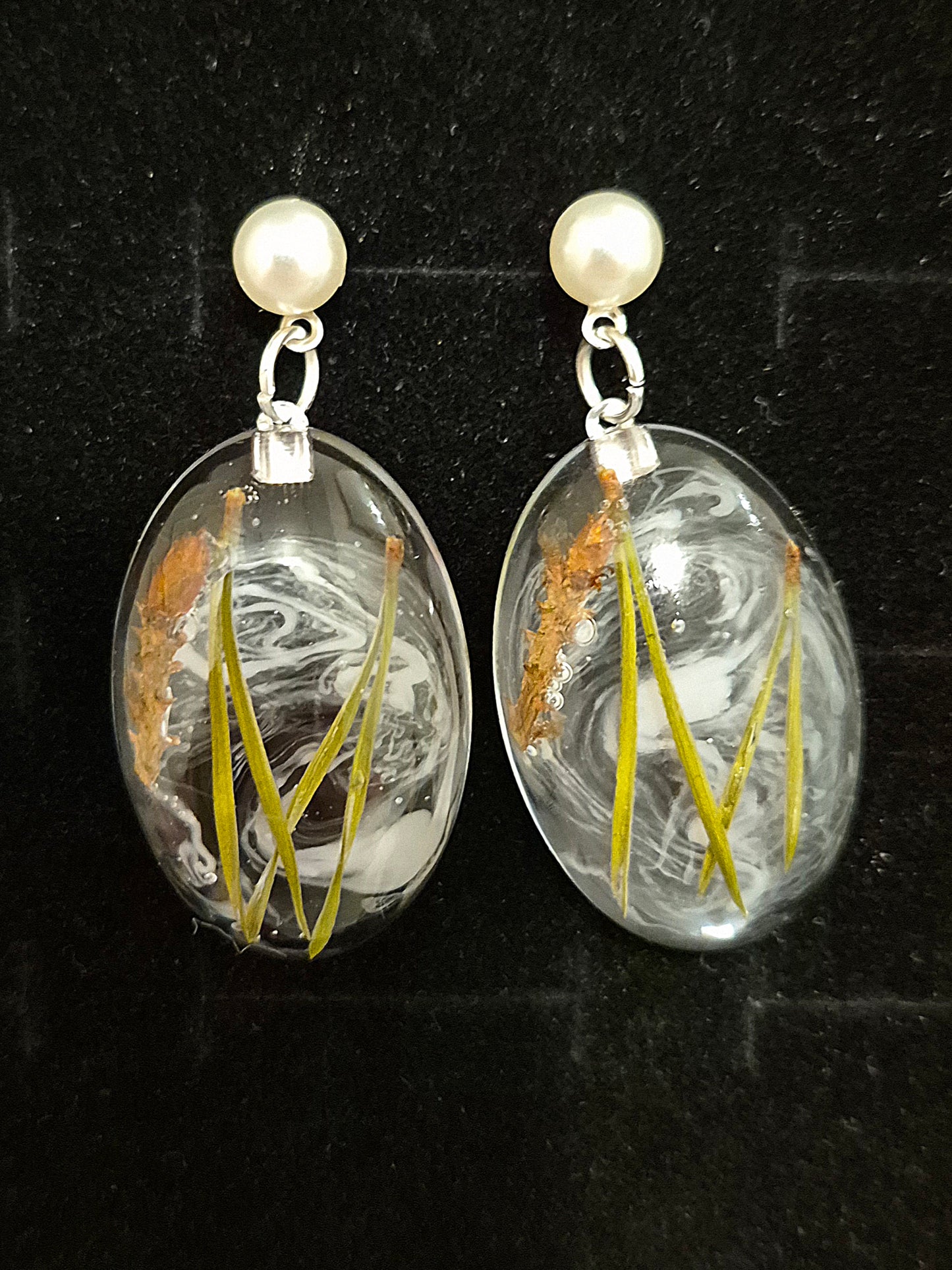 Örhängen med tallbarr och rök