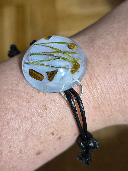 Armband med tallbarr och sten