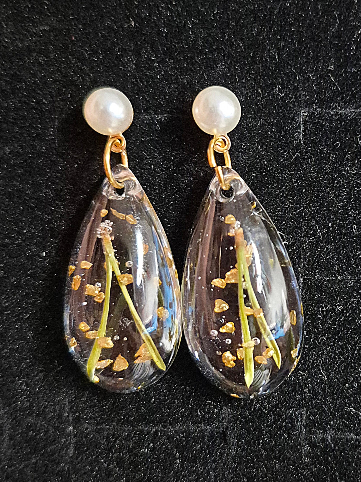 Örhängen med tallbarr och pärlor