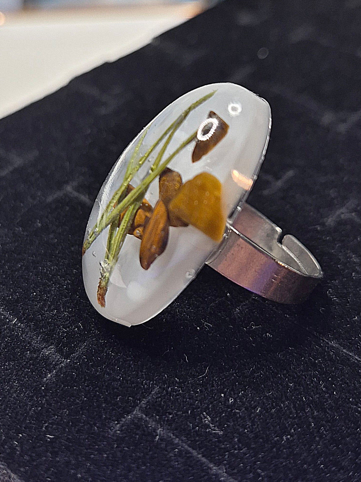 Ring med tallbarr och tigeröga