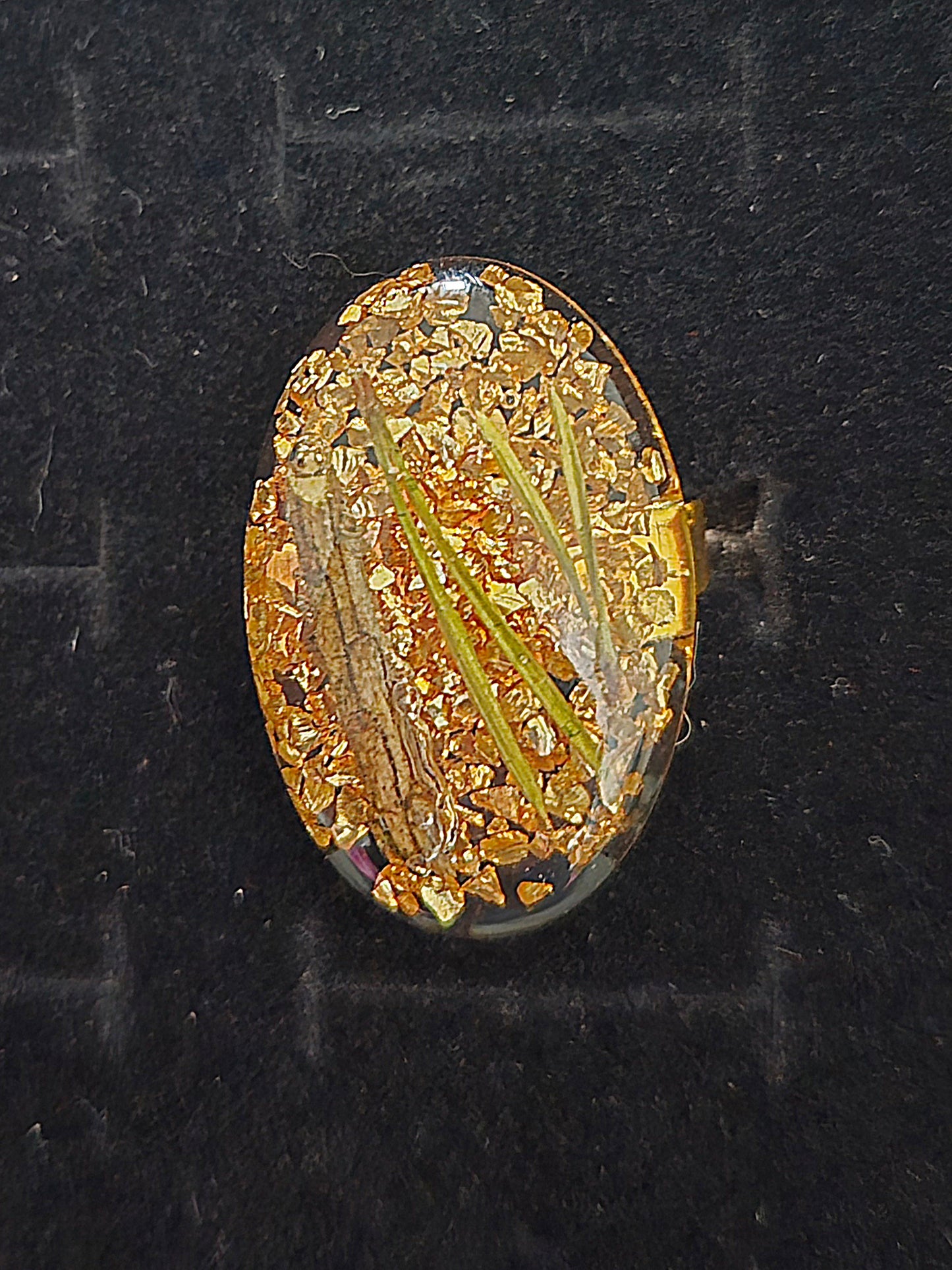 Ring med tallbarr och guldkross