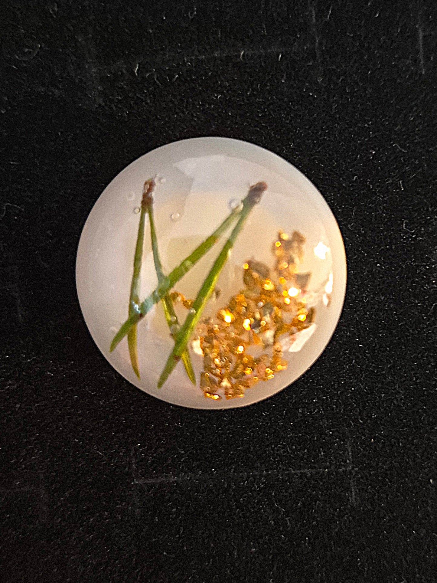 Ring med tallbarr och gullkross