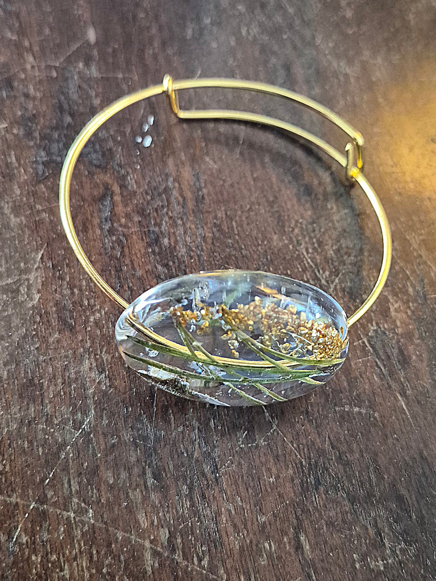 Armband med tallbarr och gullkross