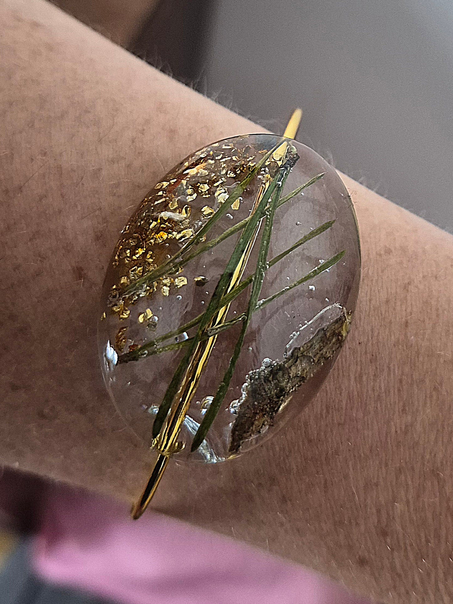 Armband med tallbarr och gullkross