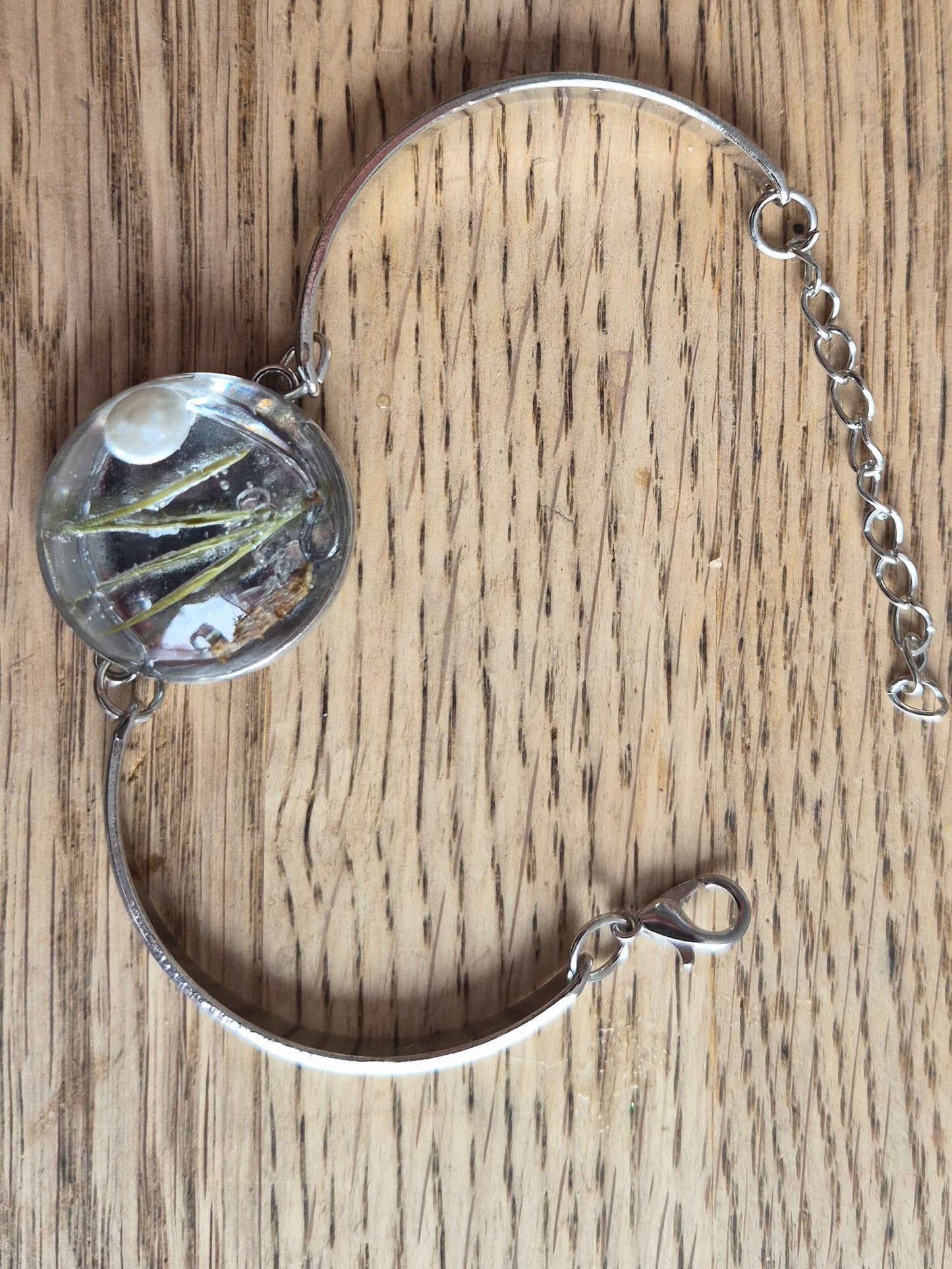 Armband med tallbarr och pärlor