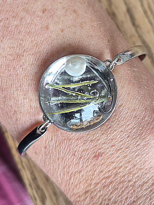 Armband med tallbarr och pärlor