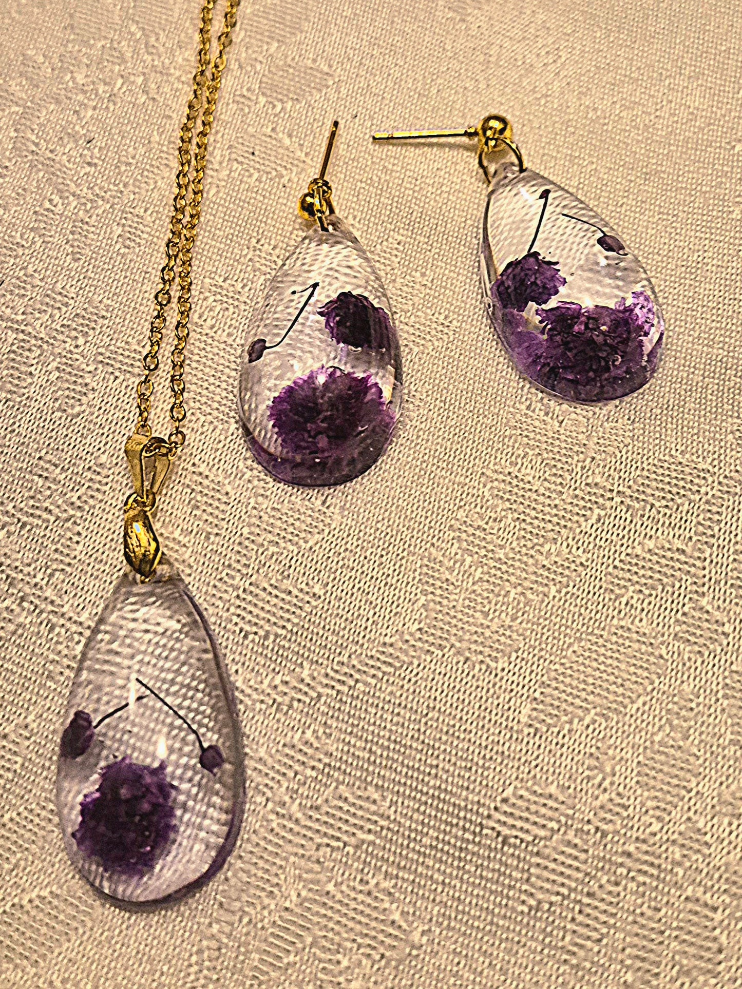 Örhängen och halsband med lila eterneller.