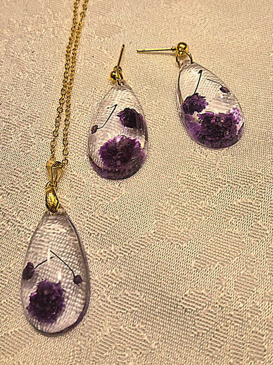 Örhängen och halsband med lila eterneller.