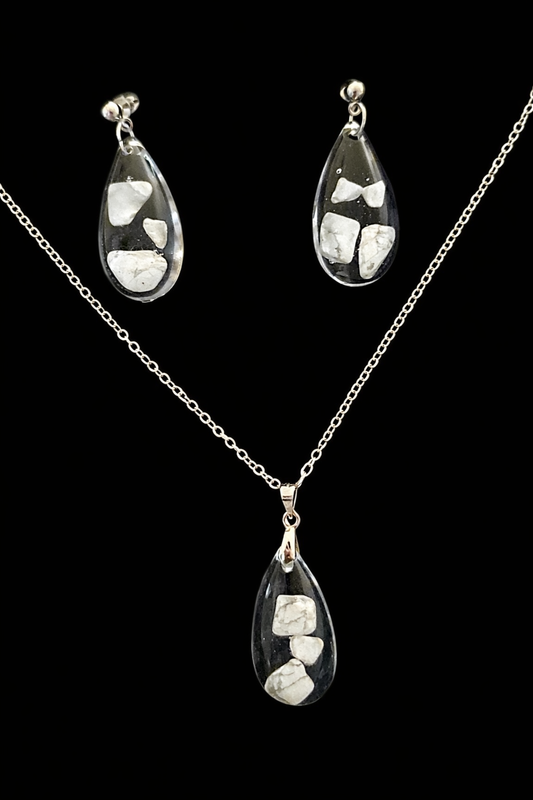 Örhängen och halsband med howlit