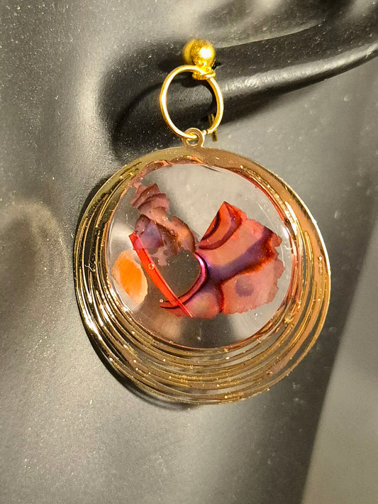 Earrings in brass with red mother-of-pearl