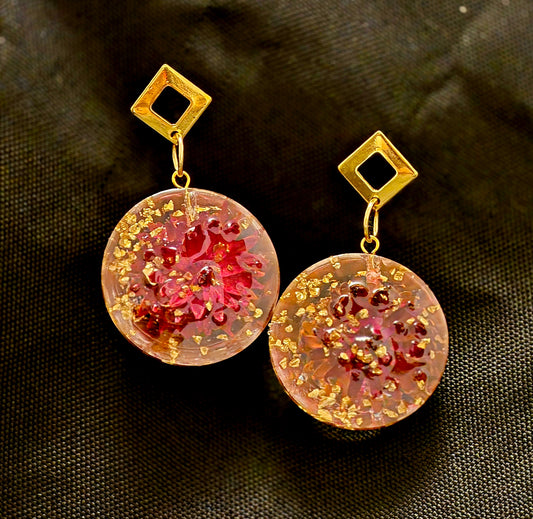 Örhängen gullkross och röd blomma