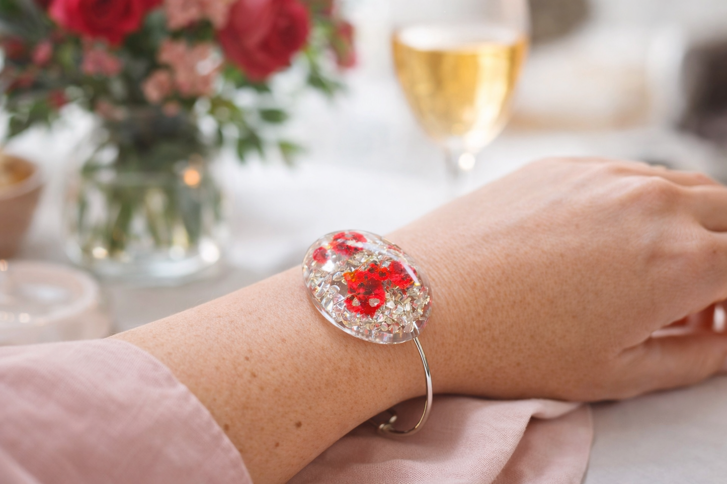 Armband med röda blommor