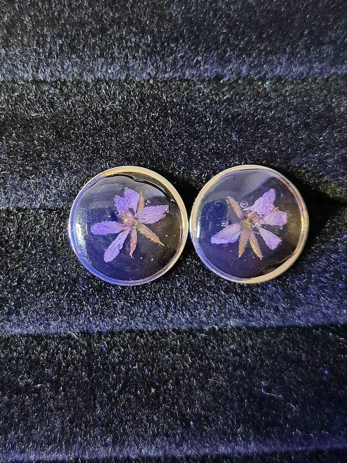Örhängen med lila blommor