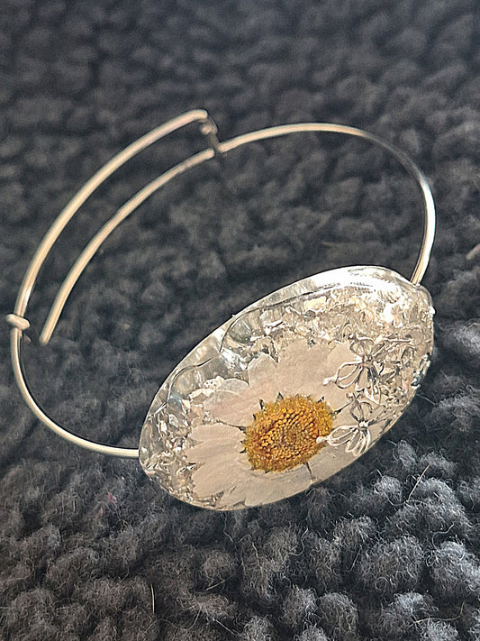 Armband med torkad margerit och silverfjärilar
