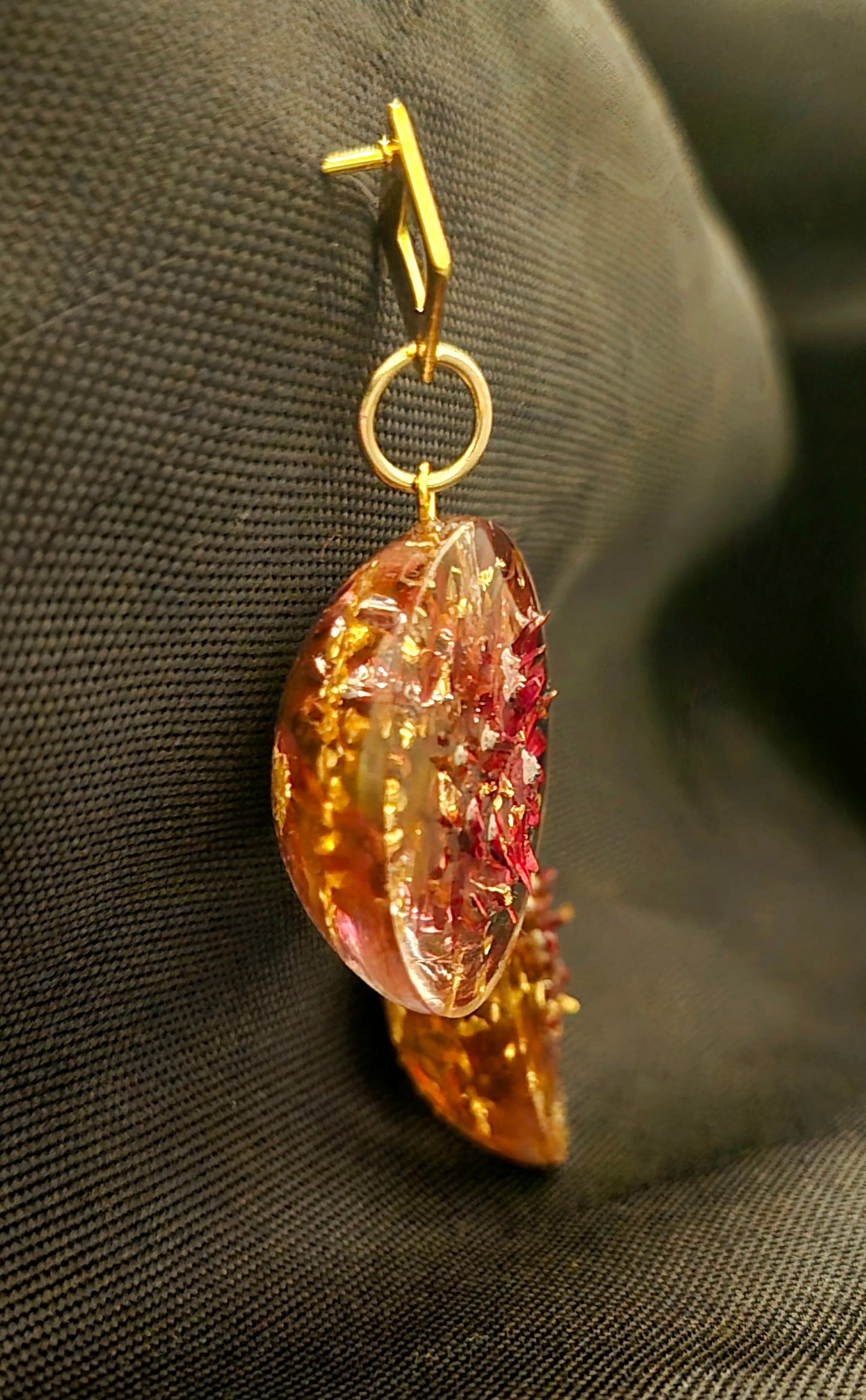 Örhängen gullkross och röd blomma