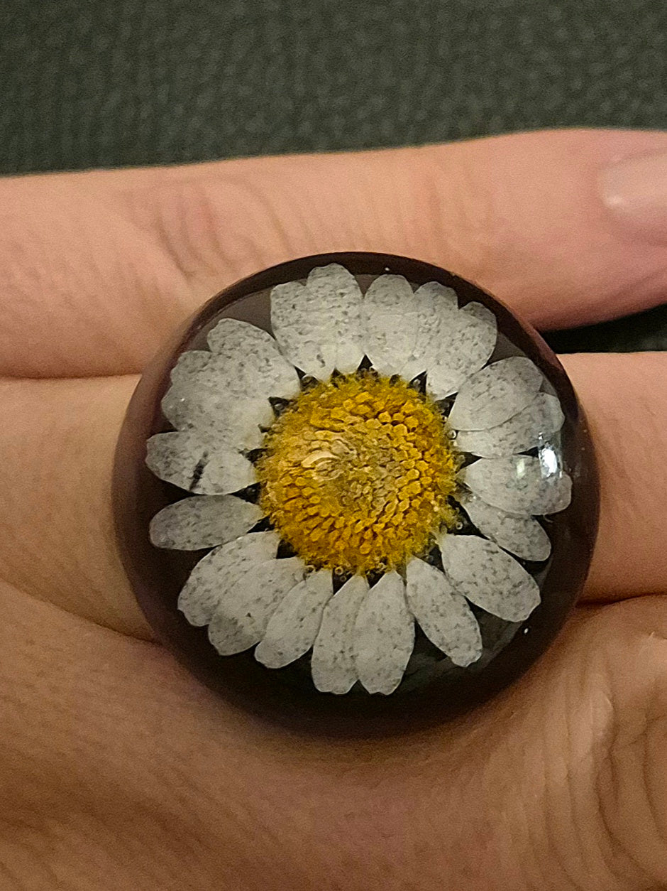 Ring with marguerite
