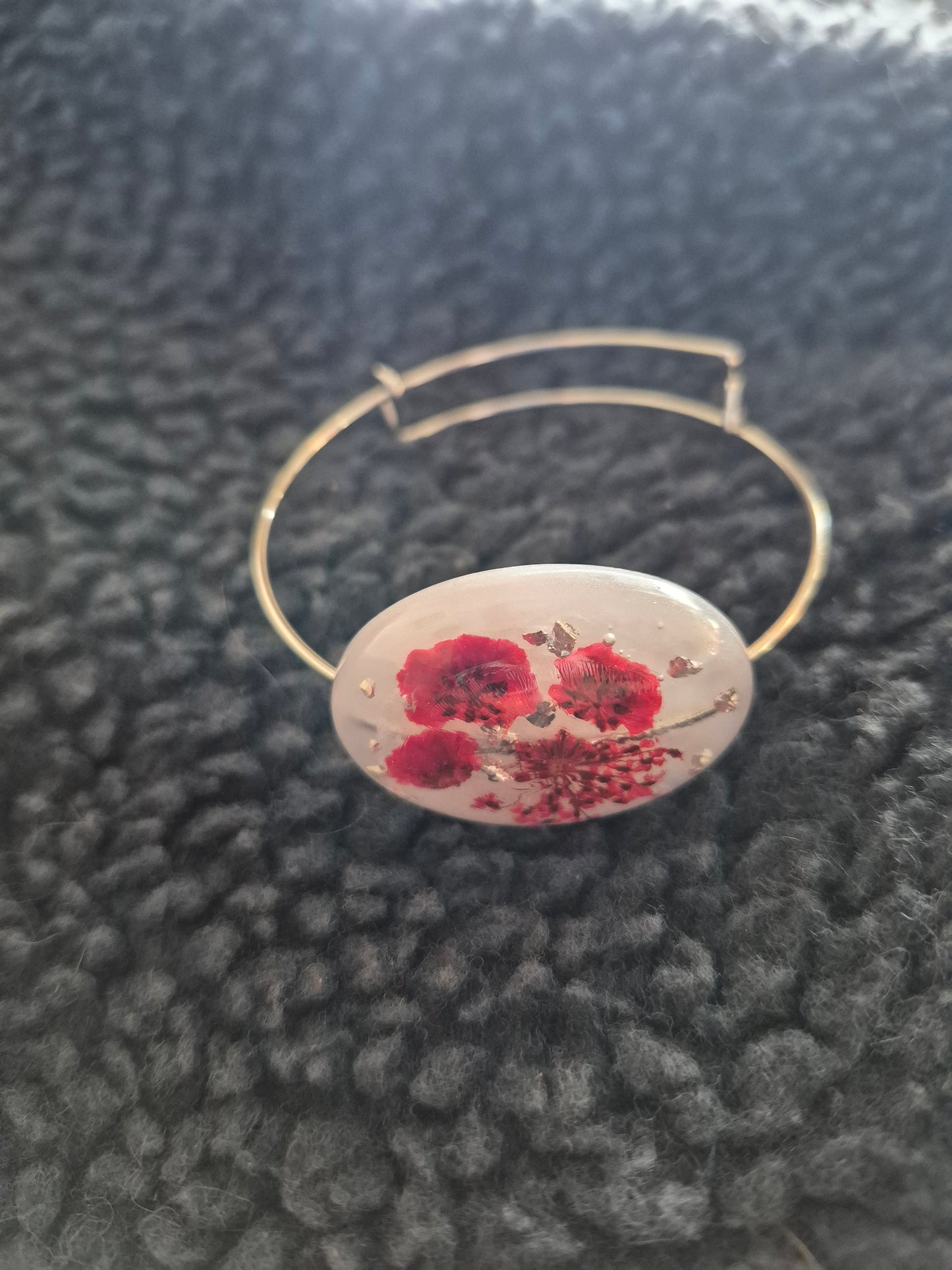 Armband med röda blommor