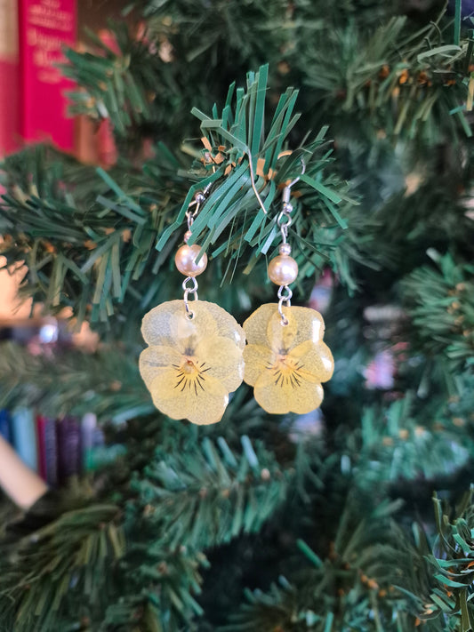 Earrings pansies with back-curved pearls