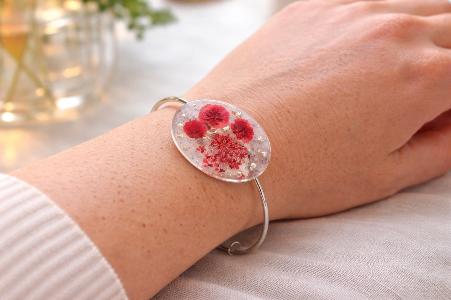 Armband med röda blommor
